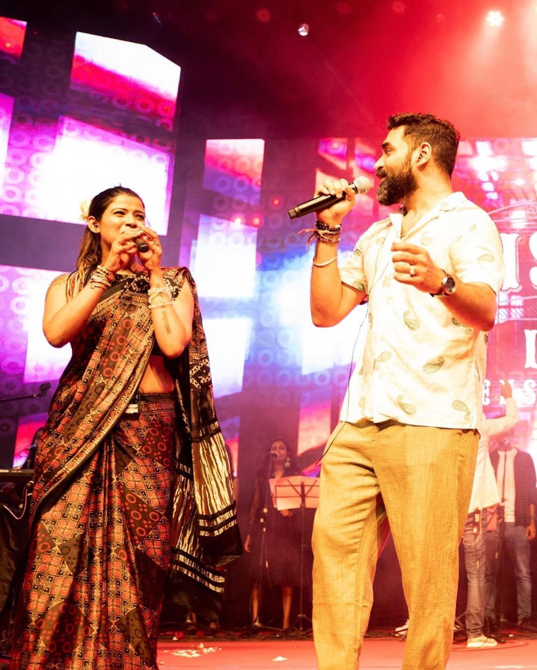 വേദിയിലും കൈകോര്‍ത്ത്...; ഒരുമിച്ച് പാടിയും ആടിയും ഗോപി സുന്ദറും അമൃതയും