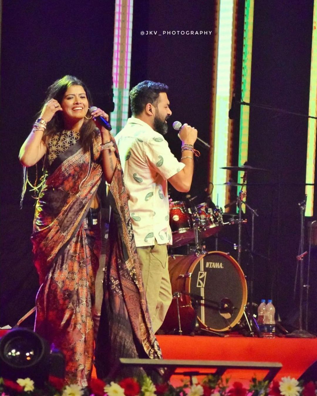 വേദിയിലും കൈകോര്‍ത്ത്...; ഒരുമിച്ച് പാടിയും ആടിയും ഗോപി സുന്ദറും അമൃതയും