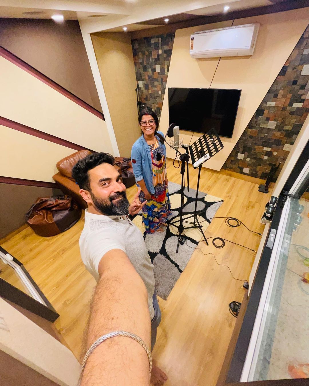 പുതിയ സന്തോഷം പങ്കുവച്ച് ഗോപി സുന്ദറും അമൃതയും; പൊളിച്ചെന്ന് ആരാധകര്‍, വൈറല്‍ ചിത്രങ്ങള്‍ 