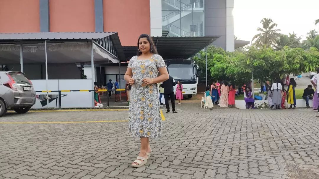  നിങ്ങളിങ്ങനെ പ്രണയിച്ച് പ്രണയിച്ച് അടിച്ചുപൊളിക്കൂന്നേ... പുതിയ ചിത്രങ്ങളുമായി സ്‌നേഹ ശ്രീകുമാര്‍