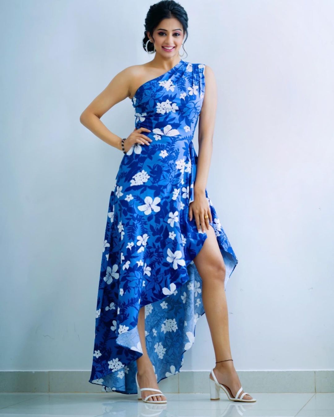 ഈ നിൽപ്പു കണ്ട് ആരാധക ലോകം ഞെട്ടി; ട്രെന്ഡിയായി നടി പ്രിയാ മണി