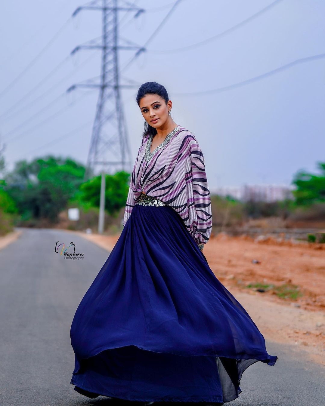 ഈ നിൽപ്പു കണ്ട് ആരാധക ലോകം ഞെട്ടി; ട്രെന്ഡിയായി നടി പ്രിയാ മണി