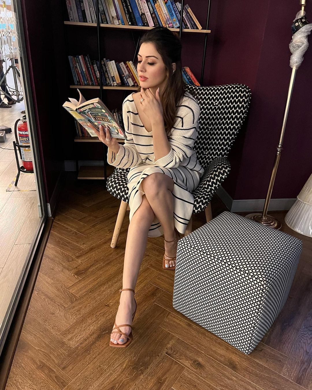 സാരിയില്‍ മിന്നിത്തിളങ്ങി ഹന്‍സിക; വൈറല്‍ ചിത്രങ്ങളുമായി സൂപ്പര്‍ താരം