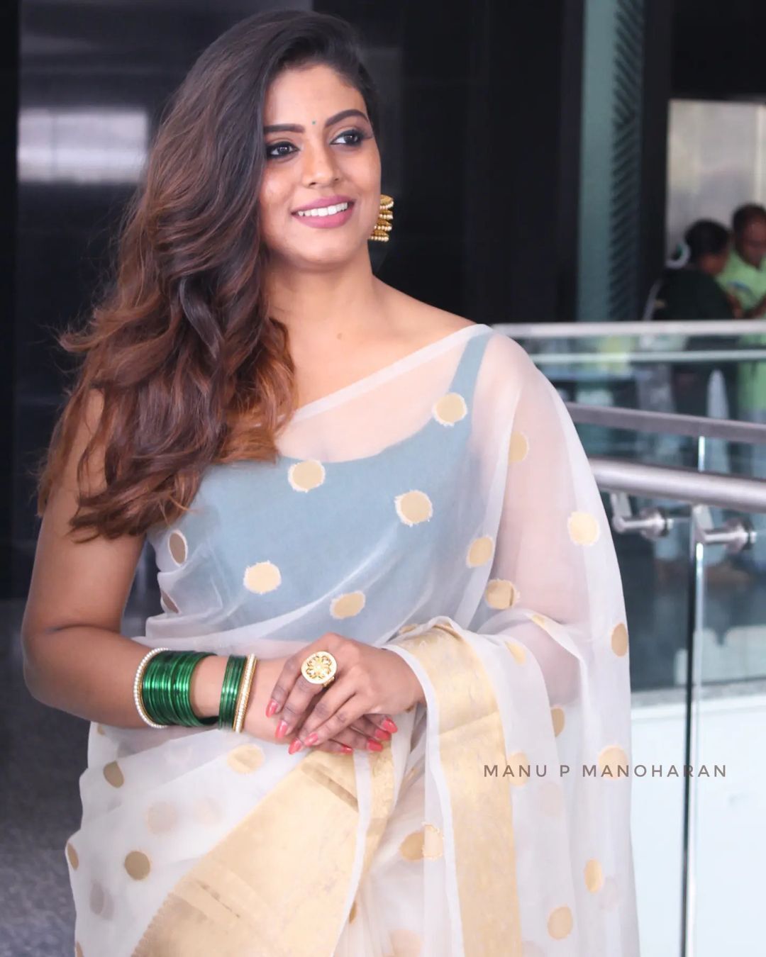 ഇത് ഇനിയ തന്നെയോ ലുക്കൊക്കെ മാറ്റിയോ... നടിയുടെ പുതിയ സാരി ലുക്ക് വൈറൽ