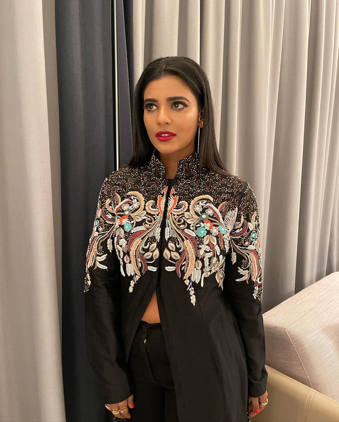 വമ്പന്‍ മേക്കോവറില്‍ ഐശ്വര്യ രാജേഷ്; നിങ്ങള്‍ പണ്ടേ പൊളിയാണെന്ന് ആരാധകര്‍