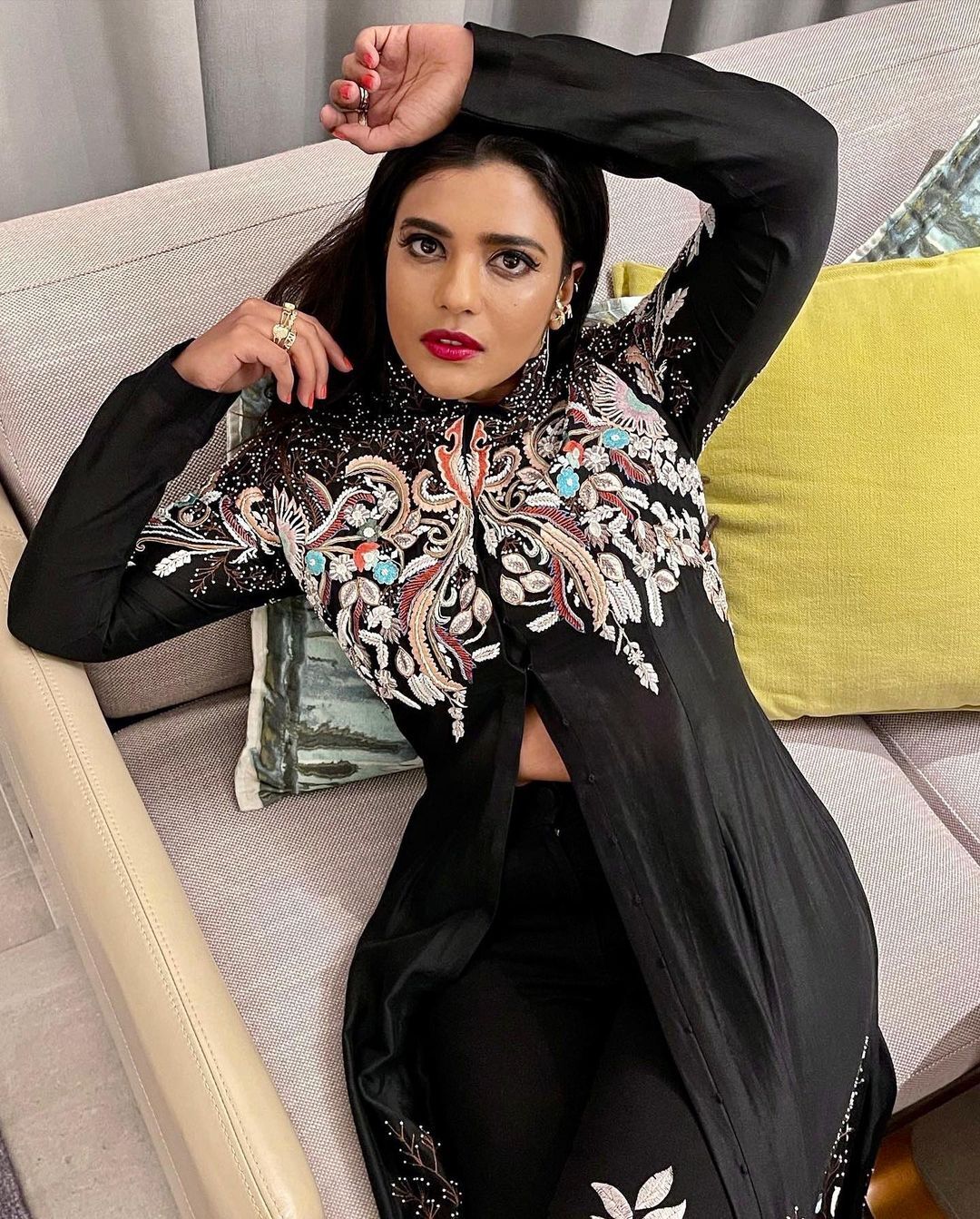 വമ്പന്‍ മേക്കോവറില്‍ ഐശ്വര്യ രാജേഷ്; നിങ്ങള്‍ പണ്ടേ പൊളിയാണെന്ന് ആരാധകര്‍