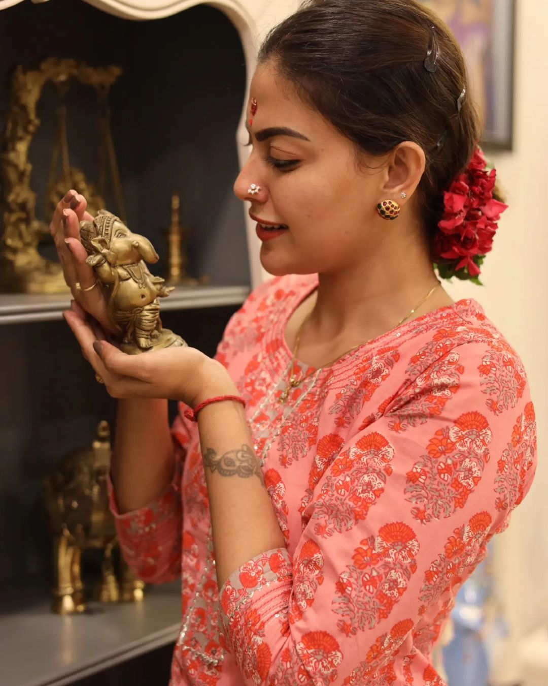 രാവിലെ തന്നെ ഒരു ഐശ്വര്യമാണ് ഈ കാഴ്ച: പുത്തന്‍ ചിത്രങ്ങളുമായി അനുശ്രീ