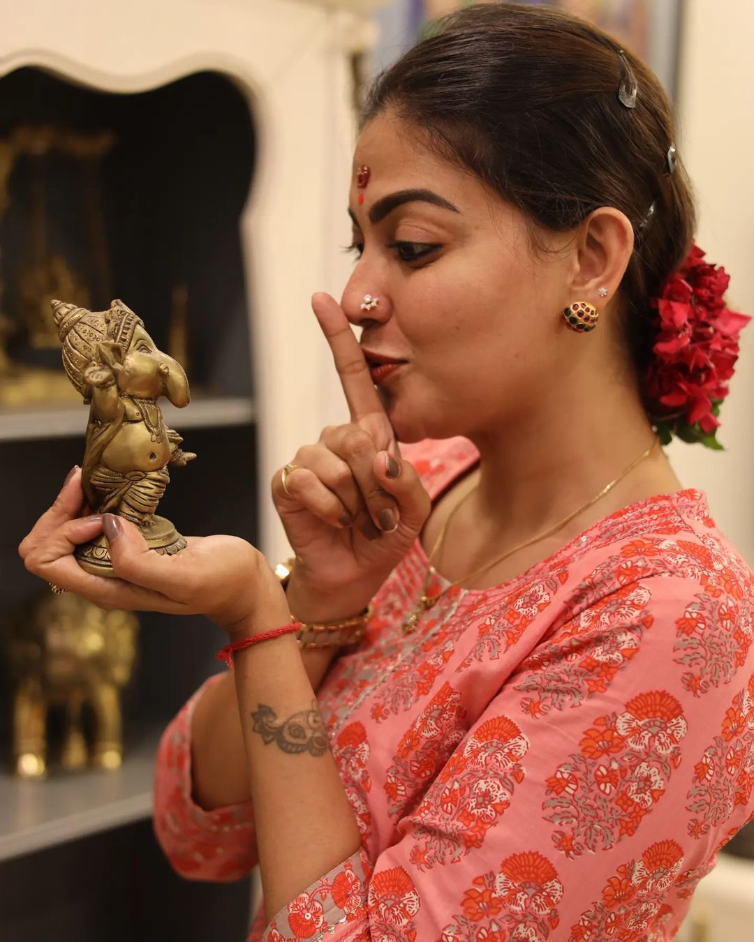 രാവിലെ തന്നെ ഒരു ഐശ്വര്യമാണ് ഈ കാഴ്ച: പുത്തന്‍ ചിത്രങ്ങളുമായി അനുശ്രീ