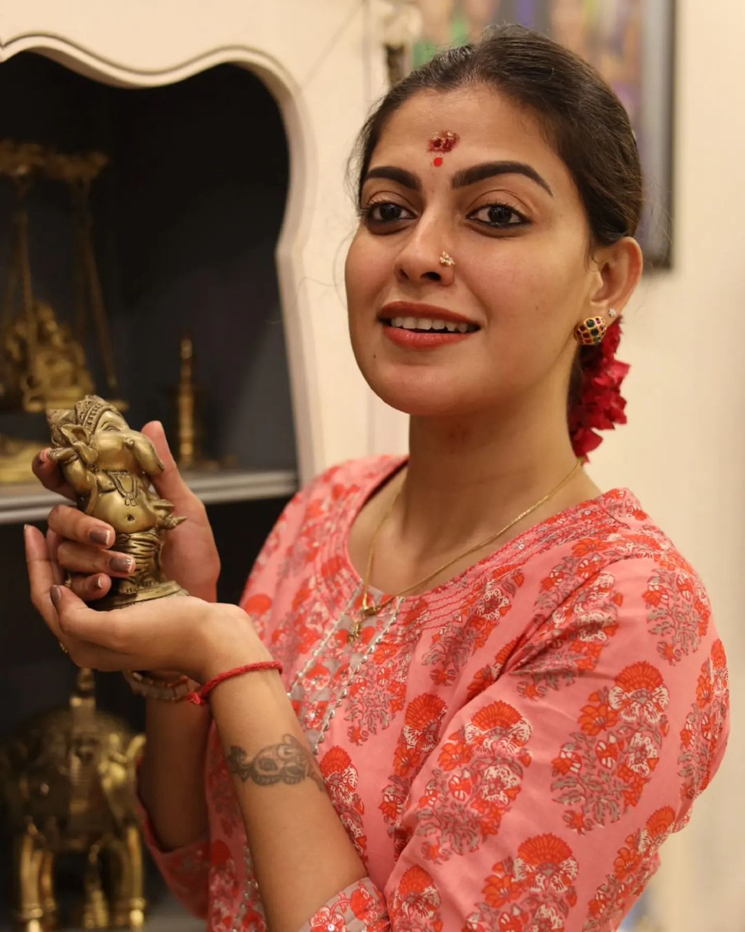 രാവിലെ തന്നെ ഒരു ഐശ്വര്യമാണ് ഈ കാഴ്ച: പുത്തന്‍ ചിത്രങ്ങളുമായി അനുശ്രീ