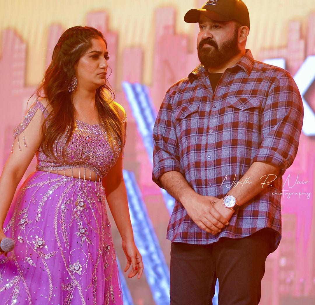  'ലാലേട്ടാ ഇപ്പോ ശരിയാക്കി തരാം';ആര്യ ഈസ് എക്സ്പ്രഷൻ ക്വീൻ..വൈറൽ ചിത്രങ്ങൾ