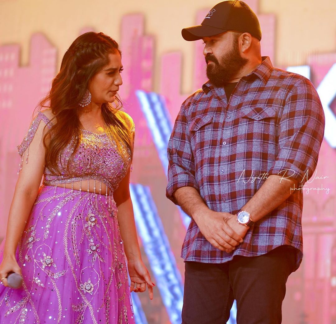  'ലാലേട്ടാ ഇപ്പോ ശരിയാക്കി തരാം';ആര്യ ഈസ് എക്സ്പ്രഷൻ ക്വീൻ..വൈറൽ ചിത്രങ്ങൾ