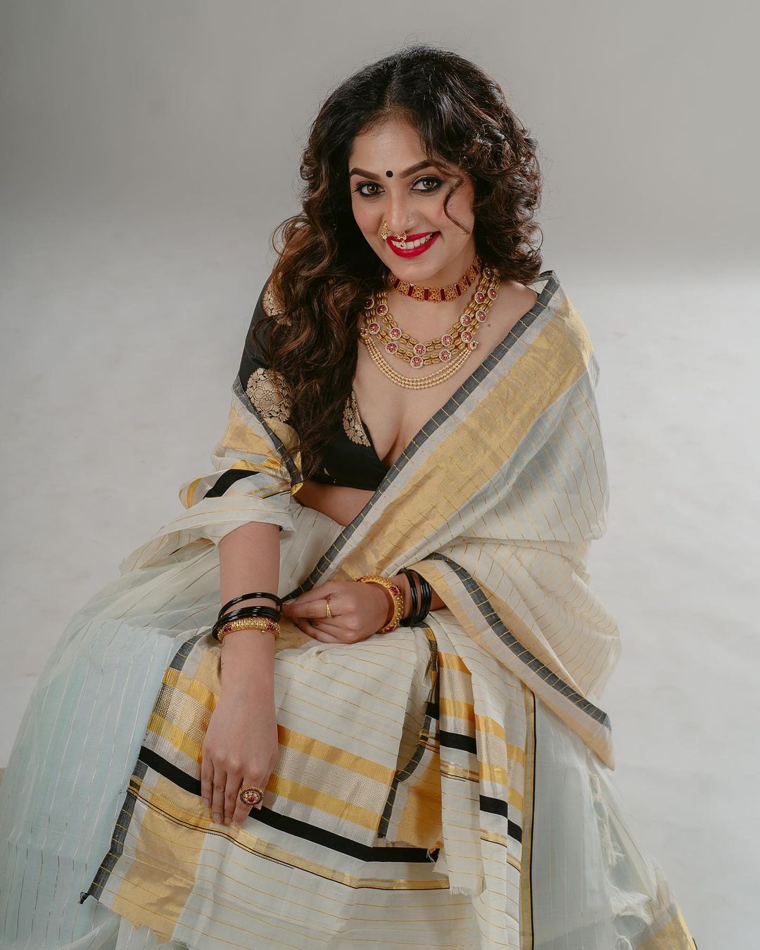  'ലാലേട്ടാ ഇപ്പോ ശരിയാക്കി തരാം';ആര്യ ഈസ് എക്സ്പ്രഷൻ ക്വീൻ..വൈറൽ ചിത്രങ്ങൾ