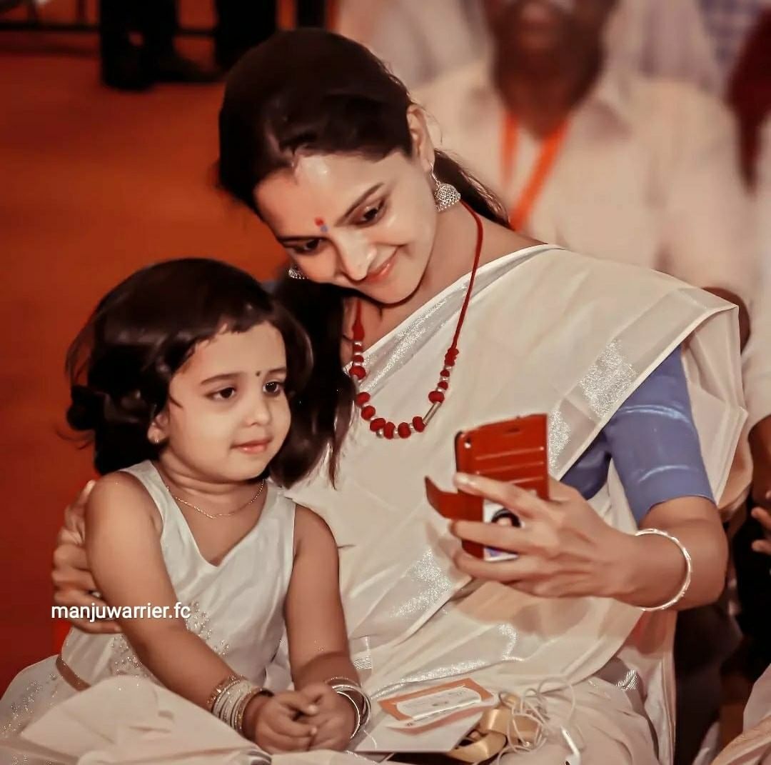 ഇങ്ങനെയൊരു മഞ്ജു വാര്യറെ കണ്ടിട്ട് കാലമെത്രയായി: വൈറലായി പുതിയ സാരീ ചിത്രങ്ങള്‍