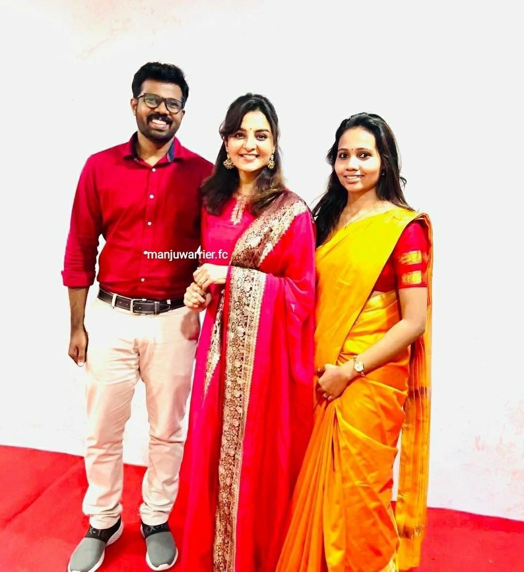 ഇങ്ങനെയൊരു മഞ്ജു വാര്യറെ കണ്ടിട്ട് കാലമെത്രയായി: വൈറലായി പുതിയ സാരീ ചിത്രങ്ങള്‍