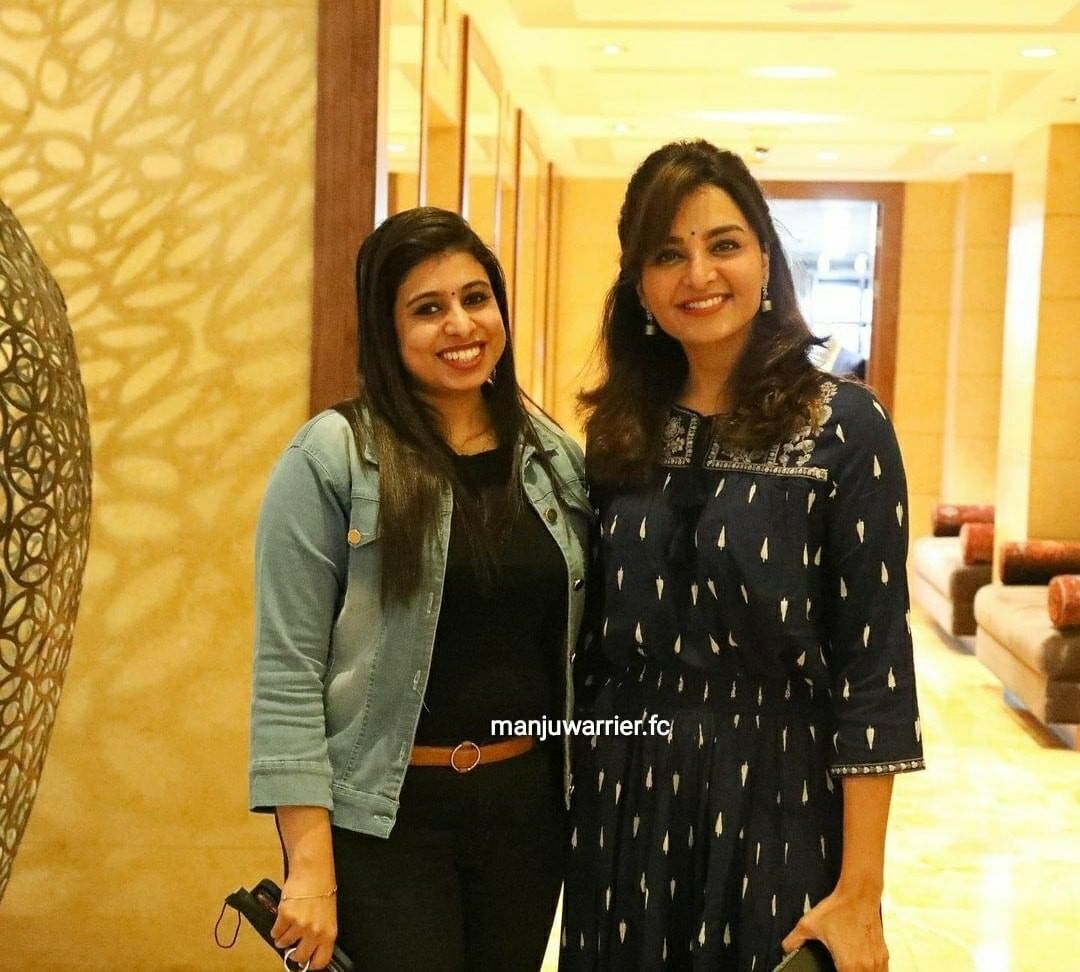 ഇങ്ങനെയൊരു മഞ്ജു വാര്യറെ കണ്ടിട്ട് കാലമെത്രയായി: വൈറലായി പുതിയ സാരീ ചിത്രങ്ങള്‍