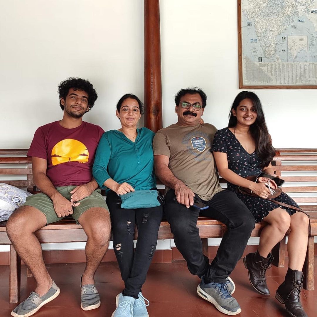 ഇതൊക്കെയെന്ത്; കാടും മലയും കീഴടക്കി എസ്തർ, പ്രിയതാരത്തിന്റെ ഹിമാലയന്‍ ചിത്രങ്ങള്‍