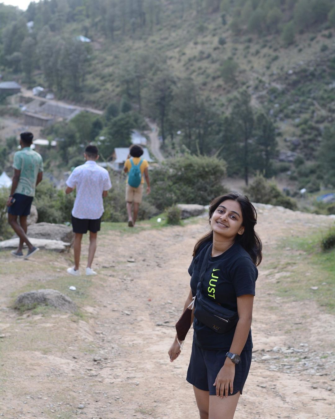 ഇതൊക്കെയെന്ത്; കാടും മലയും കീഴടക്കി എസ്തർ, പ്രിയതാരത്തിന്റെ ഹിമാലയന്‍ ചിത്രങ്ങള്‍