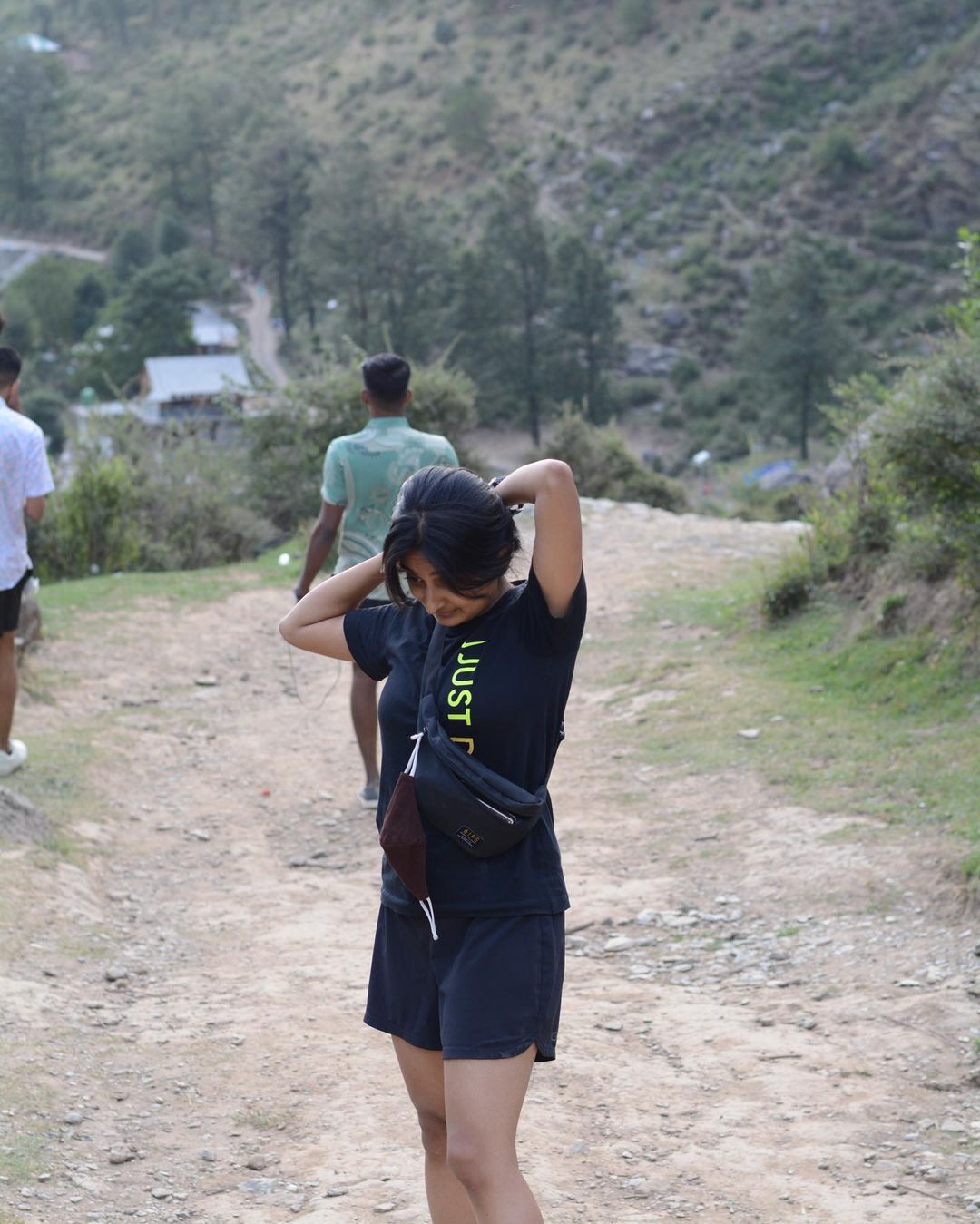 ഇതൊക്കെയെന്ത്; കാടും മലയും കീഴടക്കി എസ്തർ, പ്രിയതാരത്തിന്റെ ഹിമാലയന്‍ ചിത്രങ്ങള്‍