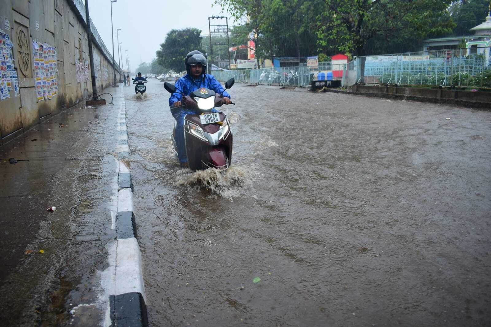 ଅସରାଏ ବର୍ଷାରେ ବୁଡିଲା ଭୁବନେଶ୍ୱର, ରାସ୍ତା ଲହଡ଼ି ଭାଙ୍ଗିଲା ପାଣି 