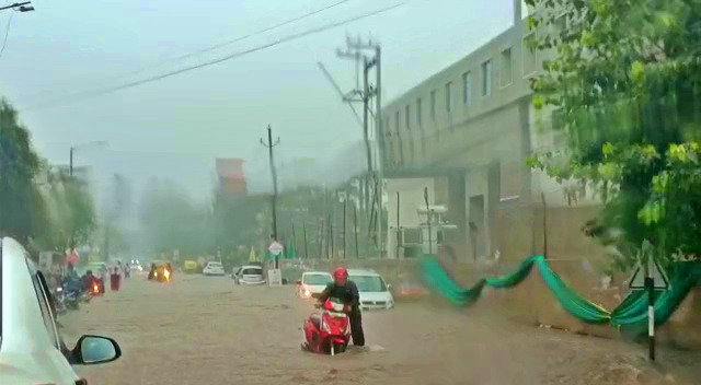 ଅସରାଏ ବର୍ଷାରେ ବୁଡିଲା ଭୁବନେଶ୍ୱର, ରାସ୍ତା ଲହଡ଼ି ଭାଙ୍ଗିଲା ପାଣି 