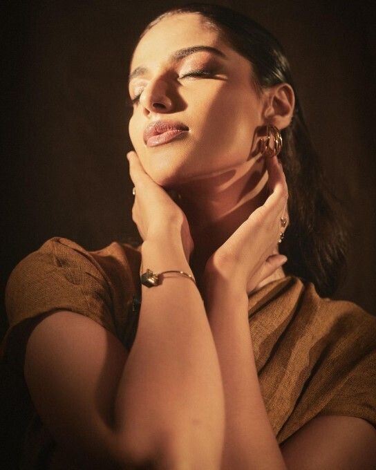 ହଟ୍ ଅବତାରରେ ନଜର ଆସିଲେ ଟଲିଉଡ୍ ଅଭିନେତ୍ରୀ ମିନାକ୍ଷୀ ଚୌଧୁରୀ 