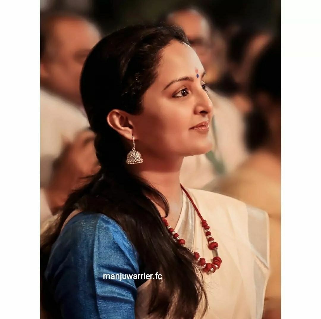 കൊറിയന്‍ വിട്ട് നാടനിലേക്ക് ചേക്കേറി ലേഡി സൂപ്പർ സ്റ്റാർ: കാലങ്ങള്‍ക്ക് ശേഷം മഞ്ജു വാര്യറുടെ ചുരിദാർ ചിത്രങ്ങള്‍