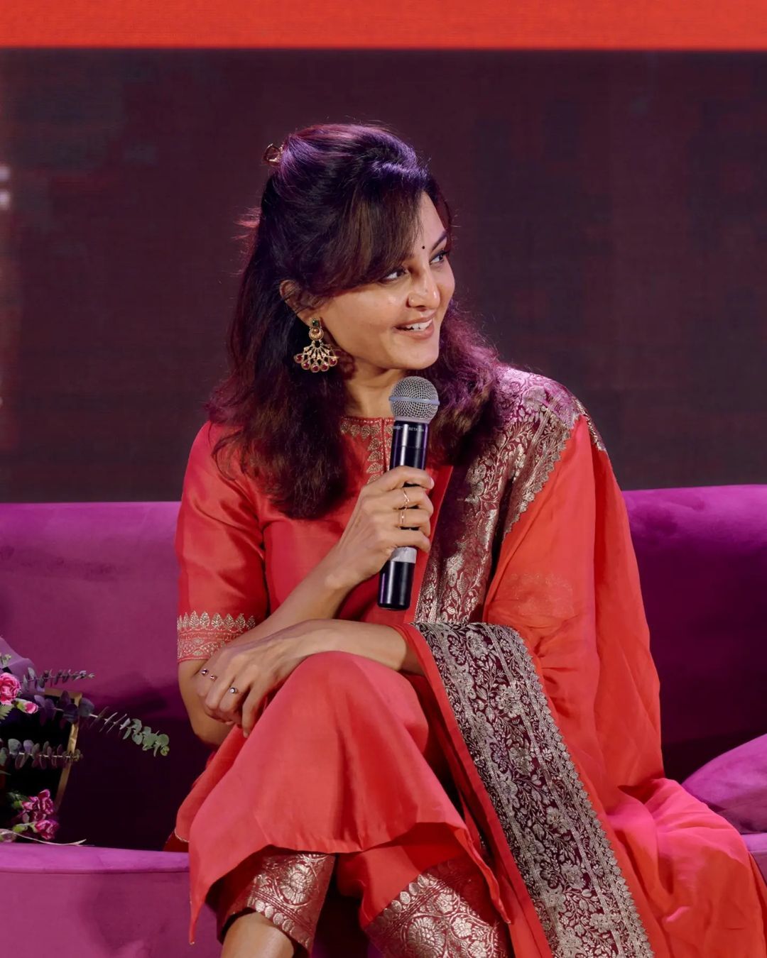 കൊറിയന്‍ വിട്ട് നാടനിലേക്ക് ചേക്കേറി ലേഡി സൂപ്പർ സ്റ്റാർ: കാലങ്ങള്‍ക്ക് ശേഷം മഞ്ജു വാര്യറുടെ ചുരിദാർ ചിത്രങ്ങള്‍