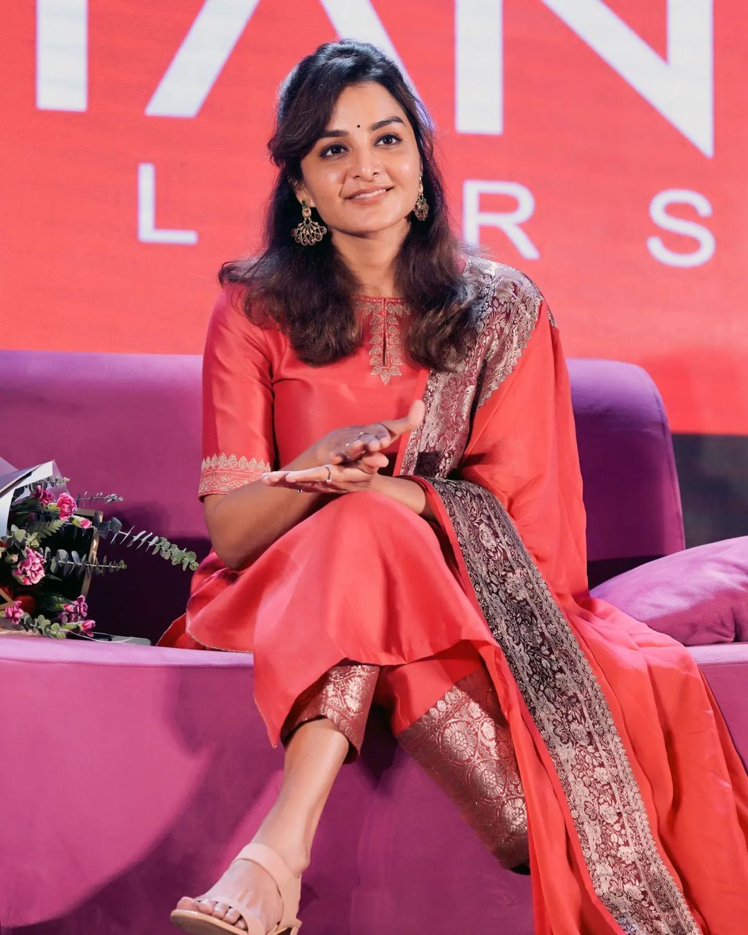 കൊറിയന്‍ വിട്ട് നാടനിലേക്ക് ചേക്കേറി ലേഡി സൂപ്പർ സ്റ്റാർ: കാലങ്ങള്‍ക്ക് ശേഷം മഞ്ജു വാര്യറുടെ ചുരിദാർ ചിത്രങ്ങള്‍