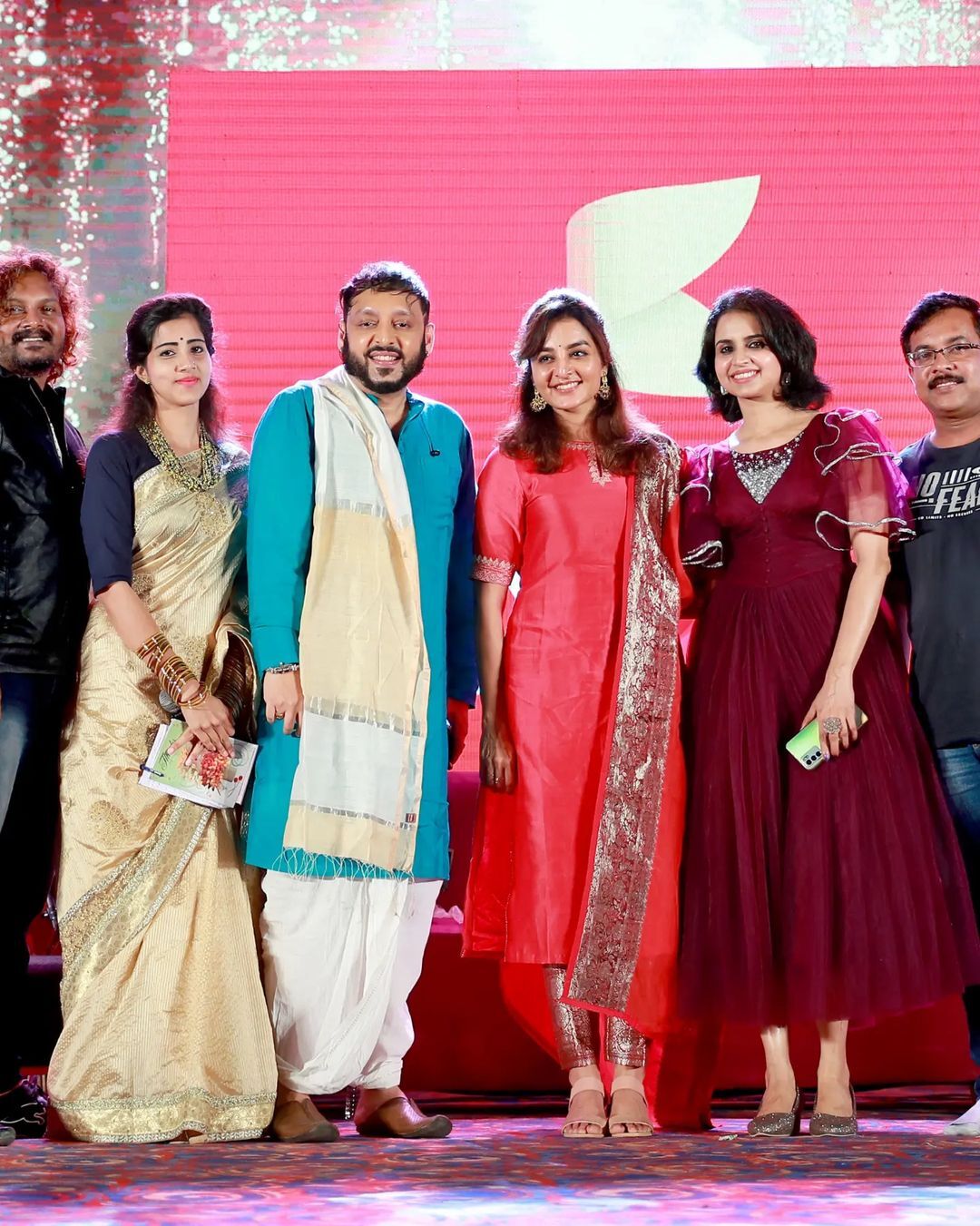 കൊറിയന്‍ വിട്ട് നാടനിലേക്ക് ചേക്കേറി ലേഡി സൂപ്പർ സ്റ്റാർ: കാലങ്ങള്‍ക്ക് ശേഷം മഞ്ജു വാര്യറുടെ ചുരിദാർ ചിത്രങ്ങള്‍