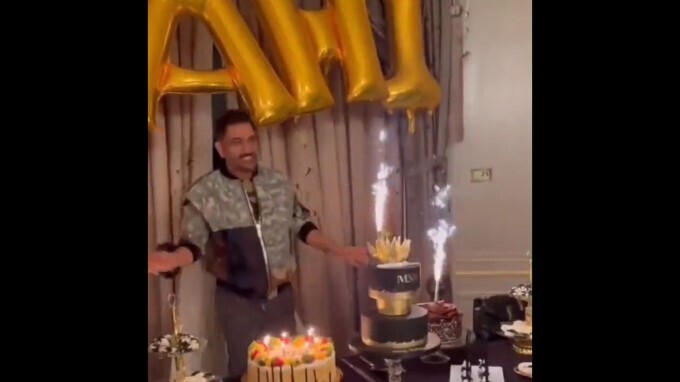 ଦେଖନ୍ତୁ, କେମିତି ଜନ୍ମଦିନ ପାଳିଲେ ଧୋନି...