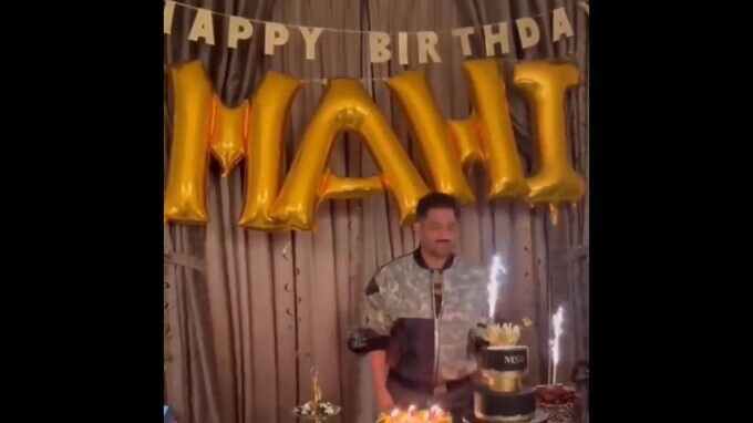 ଦେଖନ୍ତୁ, କେମିତି ଜନ୍ମଦିନ ପାଳିଲେ ଧୋନି...