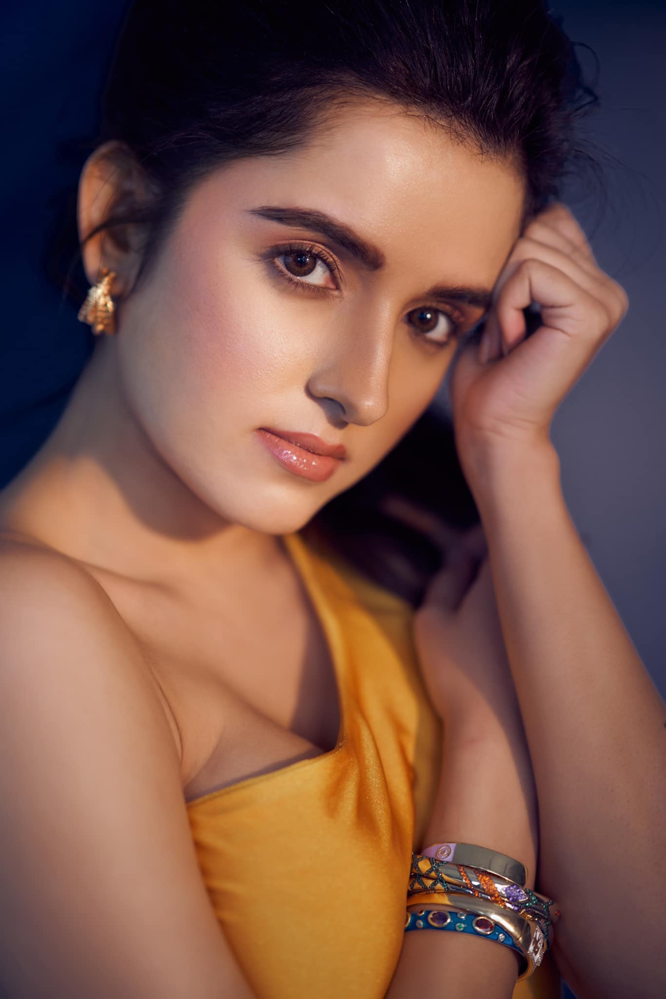 చూపులతో మతిపోగొడుతున్న షిర్లీ సెటియా 