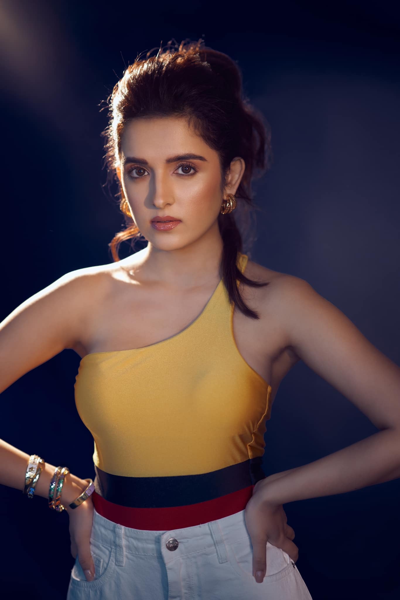 చూపులతో మతిపోగొడుతున్న షిర్లీ సెటియా 