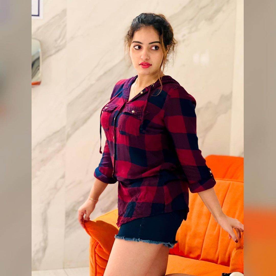 ഒരു രക്ഷയുമില്ലാത്ത ലുക്ക്, പൊളി തന്നെ: ഷോർട്സില്‍ ആറാടി മാളവിക മേനോന്‍