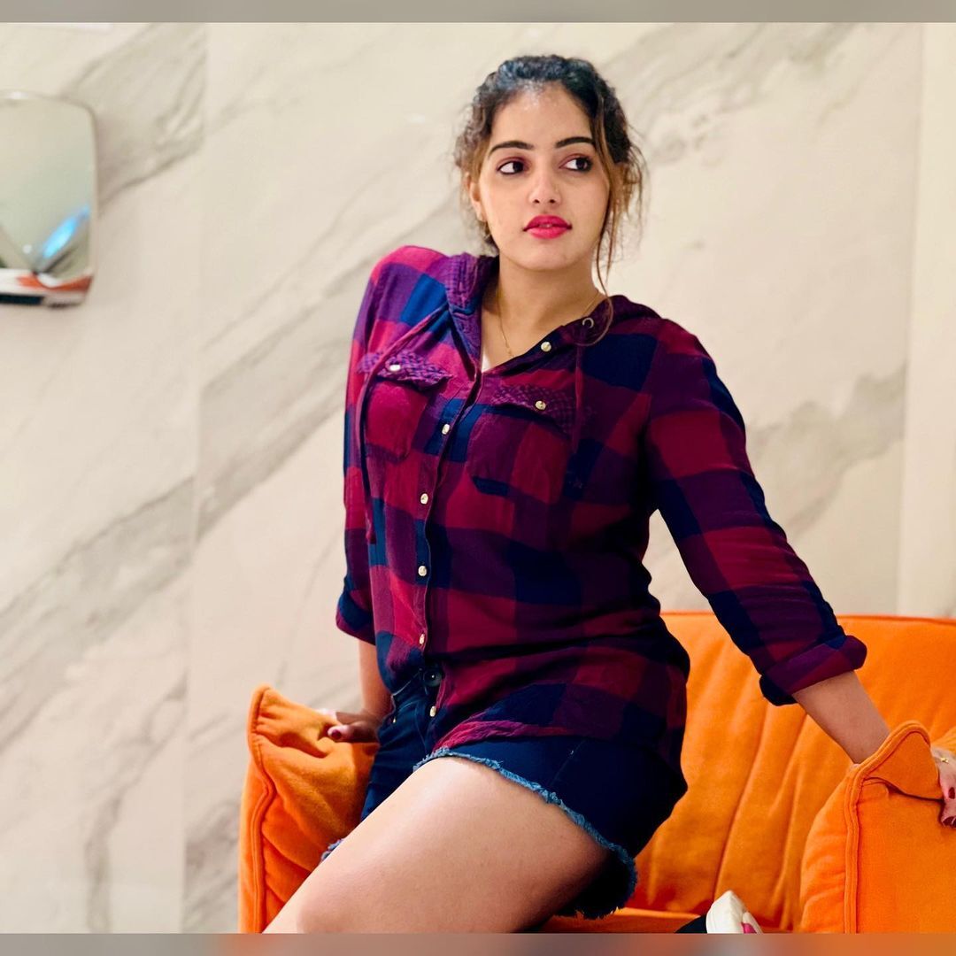 ഒരു രക്ഷയുമില്ലാത്ത ലുക്ക്, പൊളി തന്നെ: ഷോർട്സില്‍ ആറാടി മാളവിക മേനോന്‍