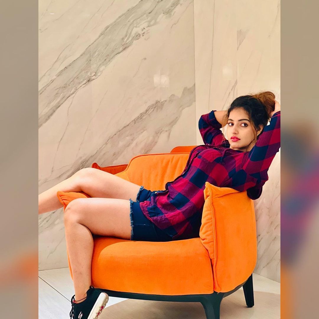 ഒരു രക്ഷയുമില്ലാത്ത ലുക്ക്, പൊളി തന്നെ: ഷോർട്സില്‍ ആറാടി മാളവിക മേനോന്‍