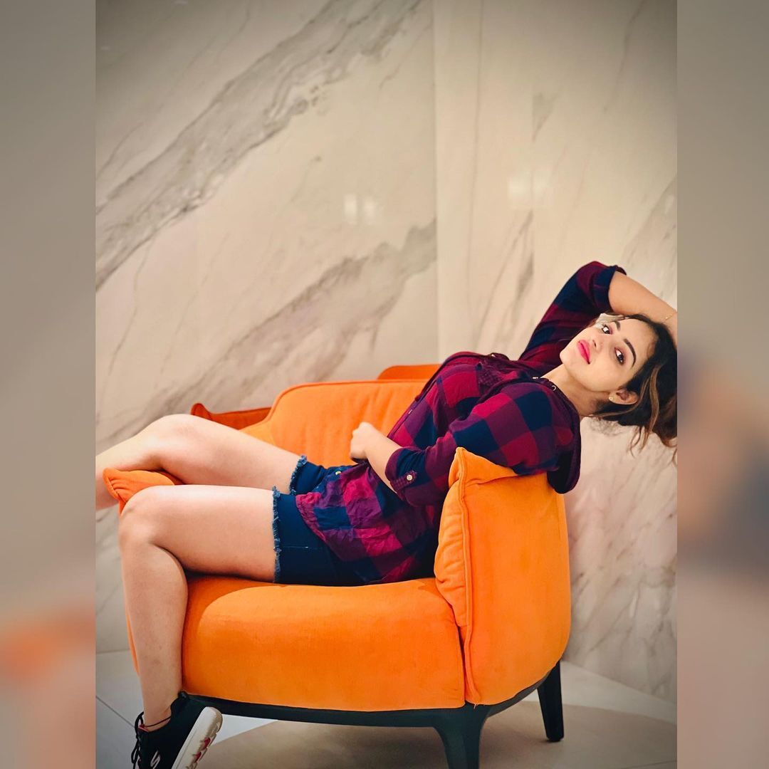 ഒരു രക്ഷയുമില്ലാത്ത ലുക്ക്, പൊളി തന്നെ: ഷോർട്സില്‍ ആറാടി മാളവിക മേനോന്‍