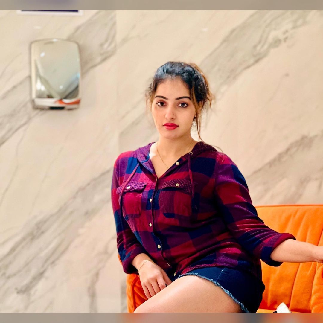 ഒരു രക്ഷയുമില്ലാത്ത ലുക്ക്, പൊളി തന്നെ: ഷോർട്സില്‍ ആറാടി മാളവിക മേനോന്‍