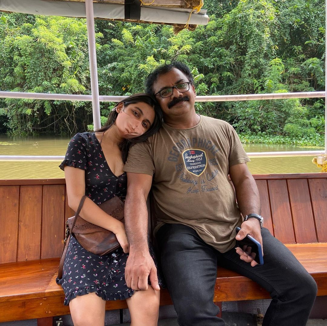 പല വേഷത്തില്‍, പല നിറത്തില്‍ നിറഞ്ഞാടി എസ്തർ: വൈറലായി പുത്തന്‍ ചിത്രങ്ങള്‍