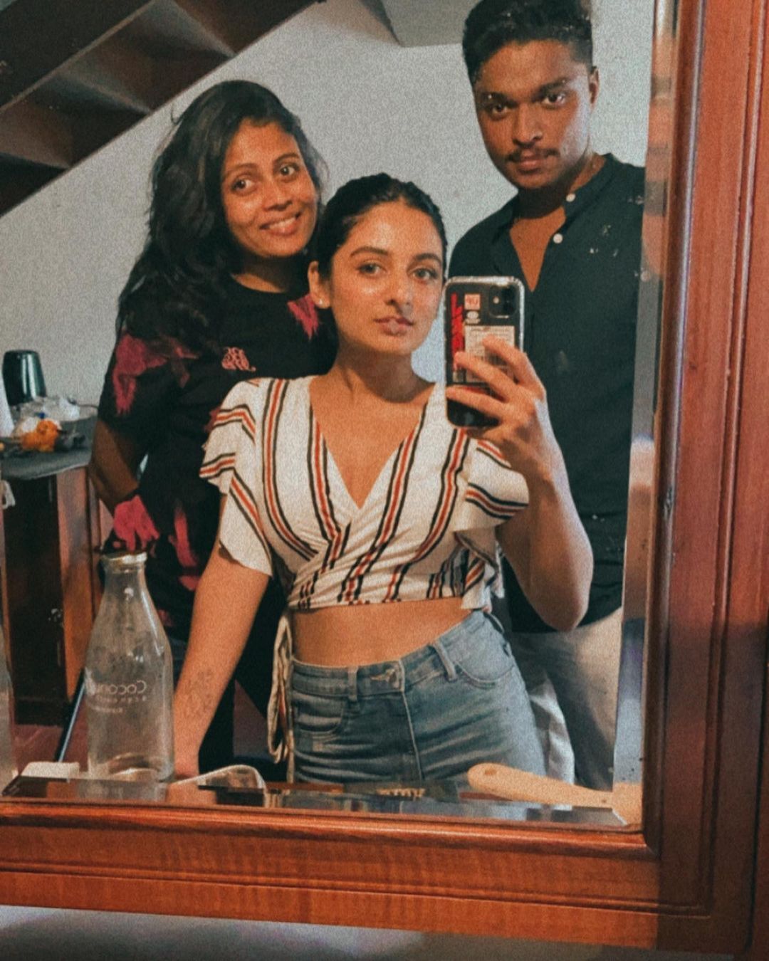 പല വേഷത്തില്‍, പല നിറത്തില്‍ നിറഞ്ഞാടി എസ്തർ: വൈറലായി പുത്തന്‍ ചിത്രങ്ങള്‍