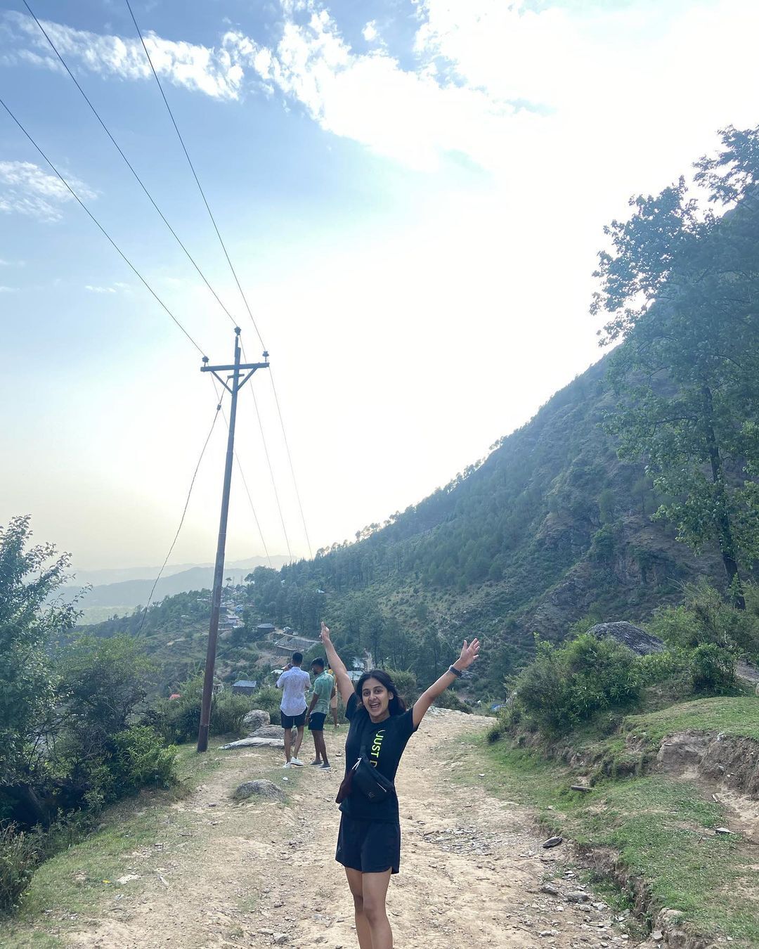 പല വേഷത്തില്‍, പല നിറത്തില്‍ നിറഞ്ഞാടി എസ്തർ: വൈറലായി പുത്തന്‍ ചിത്രങ്ങള്‍