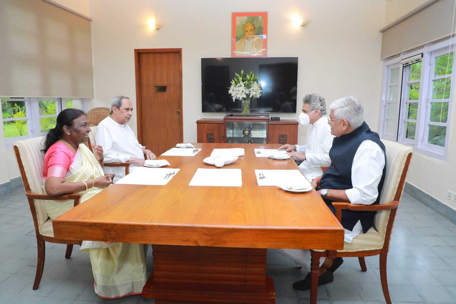 ନବୀନ ନିବାସରେ ମଧ୍ୟାହ୍ନ ଭୋଜନ କଲେ ରାଷ୍ଟ୍ରପତି ପ୍ରାର୍ଥୀ ଦ୍ରୌପଦୀ ମୁର୍ମୁ 