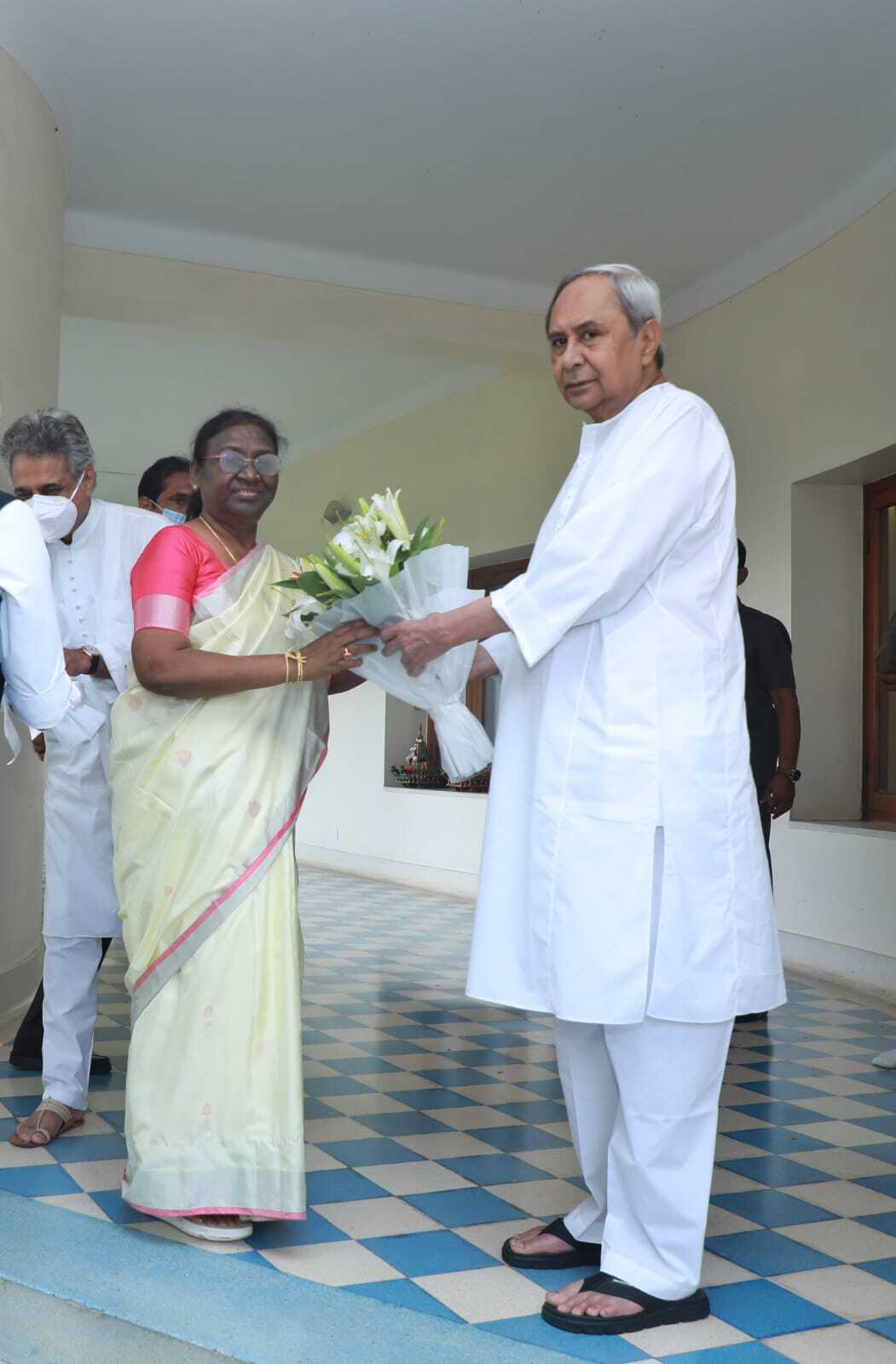 ନବୀନ ନିବାସରେ ମଧ୍ୟାହ୍ନ ଭୋଜନ କଲେ ରାଷ୍ଟ୍ରପତି ପ୍ରାର୍ଥୀ ଦ୍ରୌପଦୀ ମୁର୍ମୁ 