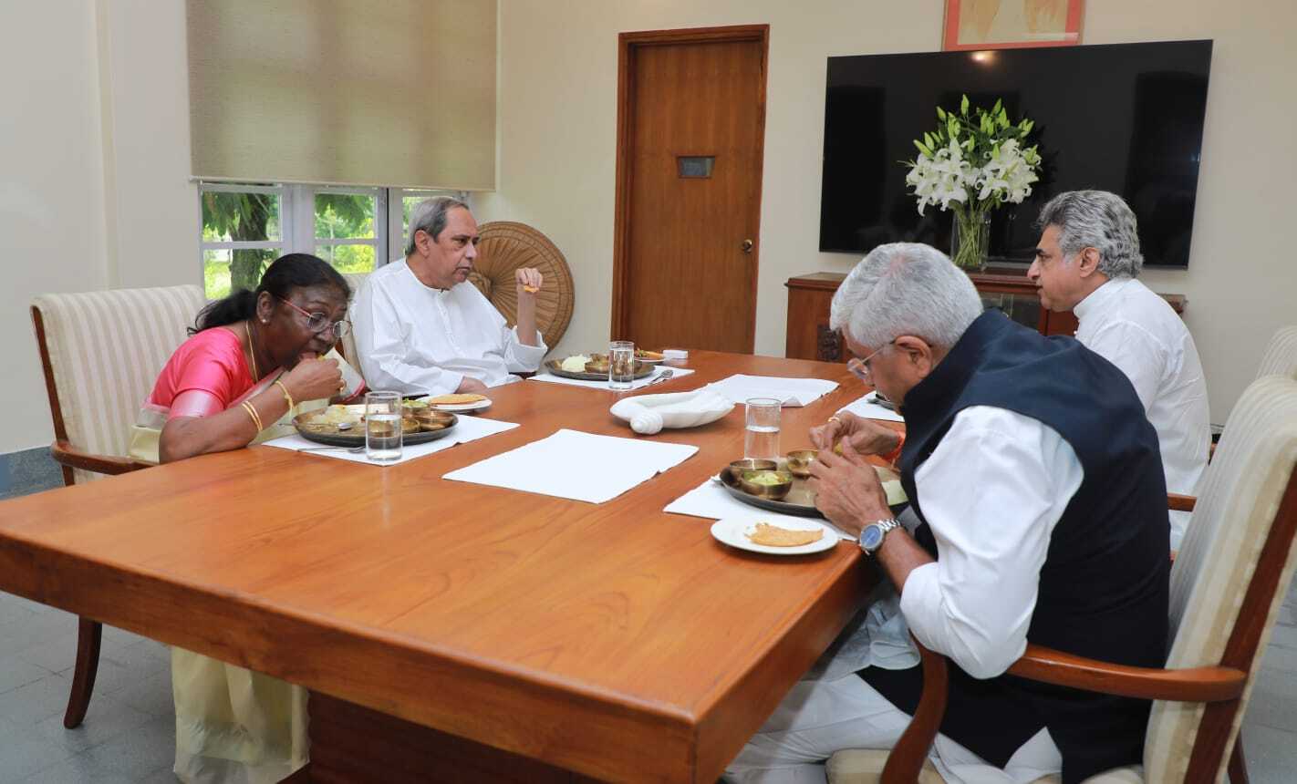 ନବୀନ ନିବାସରେ ମଧ୍ୟାହ୍ନ ଭୋଜନ କଲେ ରାଷ୍ଟ୍ରପତି ପ୍ରାର୍ଥୀ ଦ୍ରୌପଦୀ ମୁର୍ମୁ 