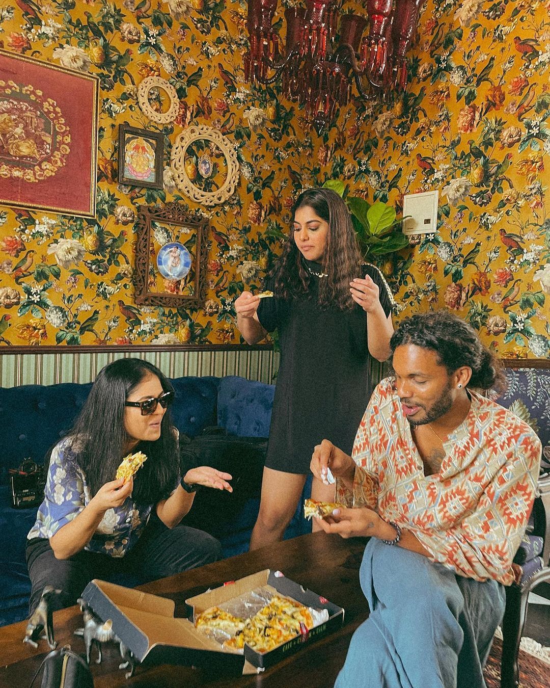  ആരംഭിക്കലാമാ..പിസ തിന്ന് ആഘോഷിച്ച് ശ്രിന്ദയും മീര നന്ദനും...ചിത്രങ്ങൾ വൈറൽ