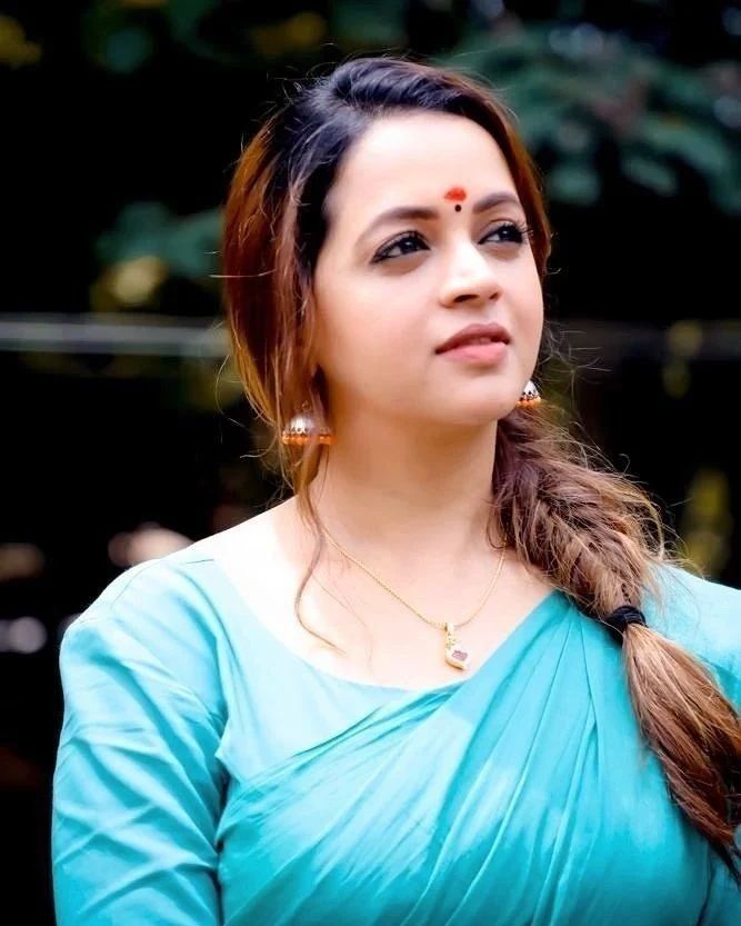   മഞ്ജു മാറ്റിപിടിച്ച ലുക്ക് ഭാവന ഏറ്റെടുത്തോ? ഇവിടെ ഏത് ലുക്കും വഴങ്ങുമല്ലോ..പൊളി ചിത്രങ്ങൾ