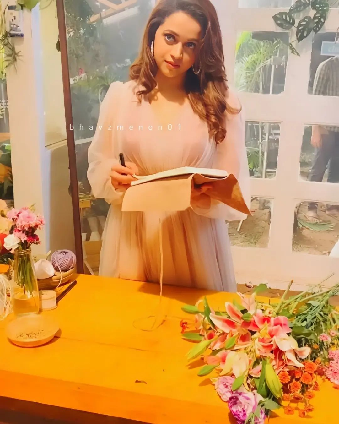   മഞ്ജു മാറ്റിപിടിച്ച ലുക്ക് ഭാവന ഏറ്റെടുത്തോ? ഇവിടെ ഏത് ലുക്കും വഴങ്ങുമല്ലോ..പൊളി ചിത്രങ്ങൾ