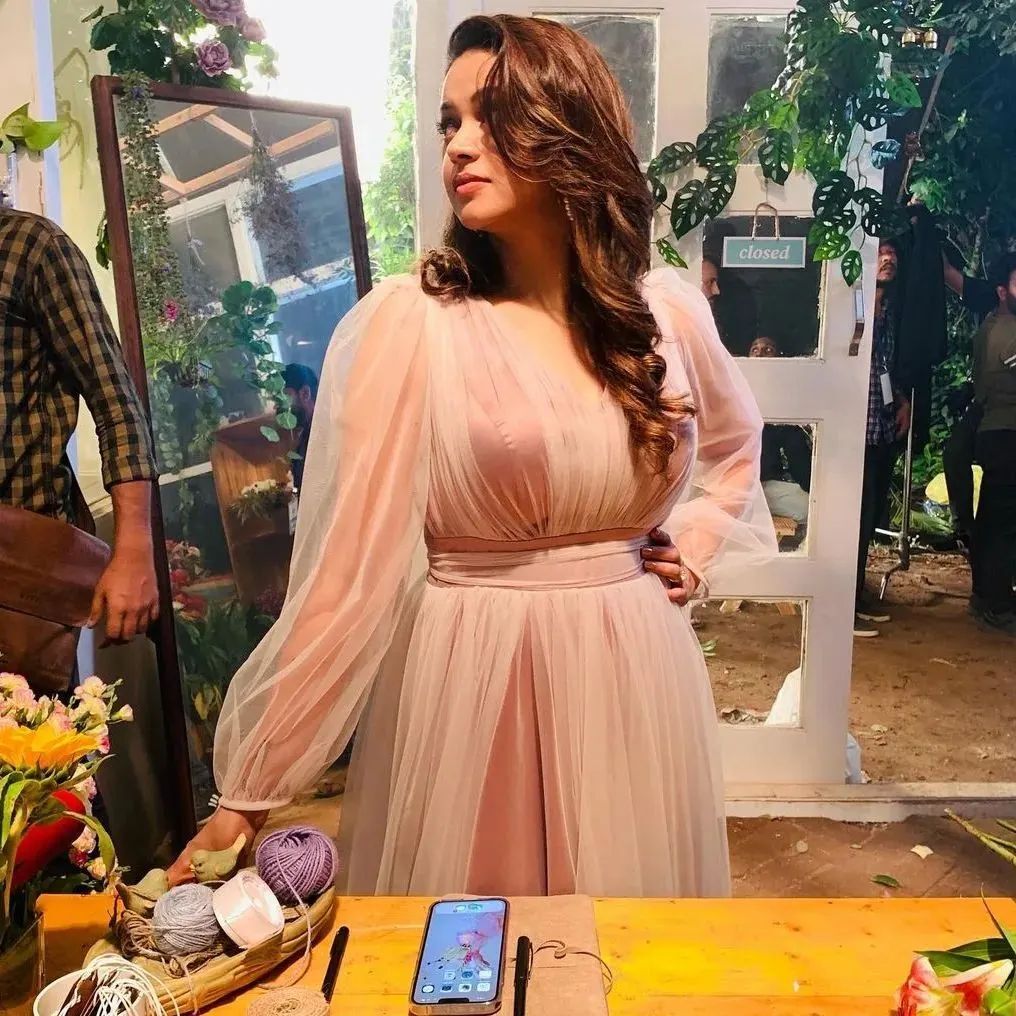   മഞ്ജു മാറ്റിപിടിച്ച ലുക്ക് ഭാവന ഏറ്റെടുത്തോ? ഇവിടെ ഏത് ലുക്കും വഴങ്ങുമല്ലോ..പൊളി ചിത്രങ്ങൾ