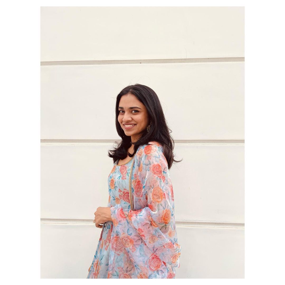 അച്ഛന്റെ കൈപിടിച്ച് മീനൂട്ടി: മിഴിവേകി ഫ്‌ളോറല്‍ അനാര്‍ക്കലിയും, മീനാക്ഷി ദിലീപിന്റെ ചിത്രങ്ങള്‍ വൈറല്‍