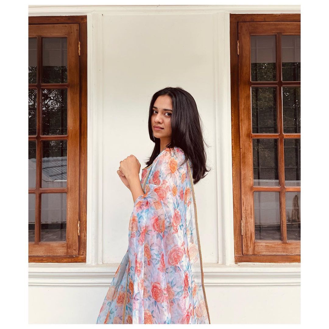 അച്ഛന്റെ കൈപിടിച്ച് മീനൂട്ടി: മിഴിവേകി ഫ്‌ളോറല്‍ അനാര്‍ക്കലിയും, മീനാക്ഷി ദിലീപിന്റെ ചിത്രങ്ങള്‍ വൈറല്‍